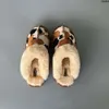 Ug-Slipper Klassische Wildleder-Ugglie-Hausschuhe, Stiefel, Puffer-Sandalen, Australien-Schaffell-Lammfell-Slides, Koketten-Slipper, pelzige, flauschige Fell-Booties, Clogs, Abnutzungserscheinungen, verfolgen