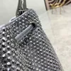 Satin mini-väska med kristaller hinkväskor dam designer crossbody väskor den emaljerade metall triangellogotypen i samma färg dekorerar den juvelerade väskan