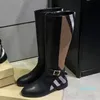 Sonbahar Kış Kısa Botları Kadın Cowhide Metal Kemer Toka Tasarımcı Ayakkabı Uzun Barrel Uzun Boot% 100 Deri Lady Moda Kumaşları Kadın Ayakkabı Büyük Boyut