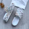 Luxe designer strand platform slippers sandalen voor vrouwen mode borduren rubberen muilezels platte zomer dames casual dia's schoenen sliders