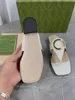 2023 Moda feminina Flipers de couro Sandals Sandals Sports Sandália de borracha de borracha com hardware dourado