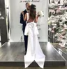 Robe de mariée courte en satin 2023 avec train d'arc détachable dos nu col en V au-dessus du genou mini robes de mariée robes de mariée robe de Noiva