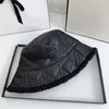 Kvinnors designer hink hatt breda grimhattar för män kvinnor bokstäver boll kepsar sport hattar mössa bindande solhattar