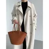 Trench da donna Cappotto stile britannico per donna Primavera 2023 Sciolto medio lungo Moda bavero doppio petto Giacca a vento Feminina Casaco