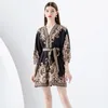 Femme Floral Vacances Noir Mini Robe De Luxe Designer À Manches Longues Col En V Slim Arc À Lacets Taille Vintage Robes De Soirée 2023 Printemps Automne Ajusté Piste Casual Robes