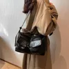 Akşam çantaları 2023 Boş zaman kadınları büyük kapasiteli gündelik bayan omuz retro kahverengi siyah messenger tasarımcısı pu deri çanta