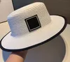 Designer Straw Hat 2023 Summer New Flat Top Hat de alta qualidade Senhoras Mesmo Visor Sun Panamá Sun Beach Caps
