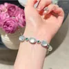 Braccialetti con ciondoli Accessori eleganti per le mani Bracciale con zirconi a forma di fiore di agata bianca fatta a mano con calcedonio per abbellimento di indumenti femminili