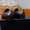 Mężczyźni Oxford Fashion Buty swobodne Mokasyna Saffiano Flats Mniszek Włoch popularne niskie blaty czarne brązowe patentowe skórzane plakiet