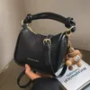 Retro niche bag for women in 2023, new high-end portable small square bag, versatile ins, fashionable internet celebrity crossbody bag
