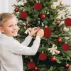 Decorazione per albero di Natale a quadri rossi e neri. Elenco rotondo di trucioli di legno per la casa. Scena del ciondolo in legno decorato con atmosfera natalizia