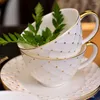 Filiżanki spodki europejski ceramiczny kubek kubek Zestaw złoty obręcz królewski luksusowy ręcznie robiony porcelanowy herbata nowoczesna biała tazas de cafe napój eb50bd