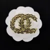 Alfileres de solapa broche broche de diseñador broches pin joyería mujer Broches plata oro hombres marca alfileres de lujo mujeres cristal diamantes de imitación perla carta decoración broches