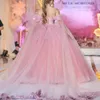 Różowa lśniąca suknia balowa sukienka Quinceanera 2024 Aplikacje koronki z Cape Princess Tiulle Vestidos de 15 Anos Birthday Party Sweet 16 Sukienka