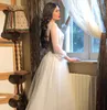 カジュアルドレスエレガントな白いドットチュールa-line long bridalを見るフルスリーブの女性がかわいいドレスをパーティーする