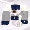 Designer Beanie + handskar bokstäver stickade motorhuven för män kvinnor hösten vinter varm tjock ull broderi kall hatt halsduk storlek:
