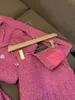 Осенние розовые однотонные комплекты из двух частей. Твидовые пиджаки с длинными рукавами и зубчатыми лацканами. Топ с высокой талией. Плиссированная короткая юбка. Комплект из двух частей. O3N022209
