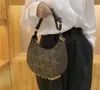2023 Kvinnor Luxury Bag Classic Wealth Bag Crossbody Bag Metal Chain One Shoulder Ryggsäck med kort och dold ficka liten bärbar ryggsäck AA0BD0Q