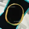 Designer High Fashion Vielseitige Version vergoldet 18K Gold Unregelmäßige glatte Oberfläche Fortschrittliches stilvolles Armband für Frauen