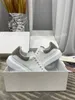 Topp kvinnor casual skor designer kvinnor reser läder snörning sneaker mode lady springa tränare brev kvinna sko platt tryckt gym sneakers