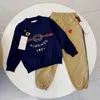 2023 Tuta per bambini Moda Autunno/Inverno set Ragazze Ragazzi giacca con cappuccio stampata e pantaloni della tuta set in due pezzi Taglia 90 cm-160 cm A26