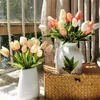 Faux Floral Greenery 10pcs Tulip Artificial Flowers Real Touch Bukiet Fałszywe kwiaty Dekoracja na przybory ślubne Dekor Walentynki Kwiaty 230404