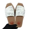 2024 Womens Woody Sandalen Designer Beroemde Pluizige Platte Muilezel Slides Wit Zwart Kant Belettering Canvas Fuzzy Bont Slippers Thuis Platform Dames Zomer Outdoor Schoenen