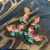 Boucles d'oreilles pendantes papillon coloré de la taille d'une pierre précieuse au printemps, accessoires magnifiques et frais associés à des accessoires élégants