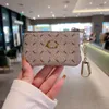 Designer Keychain Wallet Keyring Pouch Fashion Key Chains Card Holder Luxury Coin Portachiavi Bag Pendant Headset Lipstick Bag Läder Prägling 3D Purses nyckelring