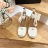 Retro Miljöklädda vävda kvinnors slitesdesigner Sandaler Fashion äkta läderband Slope High Heels Show Party Beach Dress Shoes 35-41