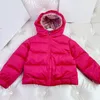 Kids Designer M0NCLER Daos Down Jacket marca confeccionada com um tecido tátil com efeito de veludo para crianças Um design de meia temporada para meninas e meninos