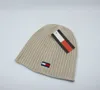 Cappello invernale berretto di design di lusso da uomo berretto con teschio lavorato a maglia classica lettera tinta unita berretto di lana per donna uomo berretti semplice nero bianco grigio marrone kaki