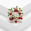 Brooches Elegant Retro Green Leaf Cranberry Wreath Metal Pin Pearl Plant For Women Collar Clothing Accessories Jewelry