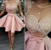 Cocktailkleider, Party, Abschlussballkleid, Reißverschluss, Übergröße, individuell, A-Linie über dem Knie, Mini-O-Ausschnitt, ärmellos, Satin, rosa Schleife, Illusionsapplikation