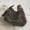 حقيبة سعة عالية الدلو الشهيرة للنساء 2023 شبكة جديدة Red Retro Leopard Pattern One One Houtgle Interarm Bag Bag Crossbody