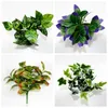 Dekoratif Çiçekler 1 PCS 14 çeşit stil Yeşil İmitasyon Fern Plastik Yapay Çim Yapraklar Simülasyon Bitkisi Ev Bahçesi Düğünü