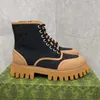 Designer-Stiefeletten für Herren und Damen. Hochwertige Schneestiefel im klassischen Stil aus Leder mit modischem Briefdruck. Stiefeletten aus Nylon-Canvas. Persönlichkeits-Motorradschuhe