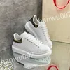 Nieuwe top hete luxe casual schoenen vrouwen reisleer veter mode dame platte ontwerper running trainers letters vrouw schoenplatform mannen sportschool sneakers