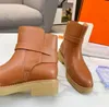 Stivali da cavaliere invernali da donna Stivale slip-on in pelle di vitello con fibbia Punta tonda Suola in gomma Design con fibbia placcata palladio sopra lo stivale al ginocchio