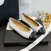 Designerskor Paris varumärke svart balettlägenheter skor kvinnor äkta läder glid på ballerina lyx rund tå damklänning skor