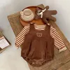 Rompers Spring Allcotton полосатая футболка для мальчиков и девочек маленький медведь, вышитый ремешок, костюм для двойного костюма 230406