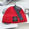 Tasarımcı Beanie Stone Taşlı Kafatası Kış UNISEX HAT KAZICI MEKTUPLARIN SATIRLI DIŞ DIŞ BONNET TÜP ŞİPLERİ Beanie Cap 9QX2