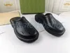 2023 New Woman Slide Slip-on Flat Luxury Man Sandal 천공 고무 디자이너 슬리퍼 플랫폼 폼 러그 단독 여름 해변 신발