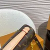 Bolso de mensajero marrón Bolsos de hombro para mujer Bolso de cadena impreso de diseñador Sobre de cuero de moda Bolso cruzado en V de lujo Bolso de viaje para mujer