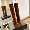 Scarpe firmate, tendenze della moda, stivali alti a punta, stivali di marca sexy, esclusivi, atmosferici, alla moda e caldi