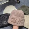 Diseñador Triomphe Gorro Gorros de invierno Mujeres Protección para los oídos Cálido Sombrero a prueba de viento Moda Gorro casual Viaje al aire libre Esquí Regalo usable Tejido cálido Cómodo Suave