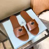 Med låda sandaler lyxiga desinger kvinnor skor tofflor brun svartrosa sommar läder kvinnor sandal casual glides utomhus kvinnliga flip flops