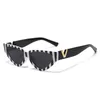 Tendance Designer lunettes de soleil mode V cadre lunettes en plein air plage fête noir blanc nuances oeil de chat lunettes de soleil pour femmes fille SG544