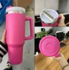 Pink Flamingo 40oz Quencher H2.0 Kaffemuggar koppar utomhus camping rese kar kopp rostfritt stål tumlers koppar med silikonhandtag Alla hjärtans dag gåva 1122