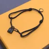 Mens Mulheres Designer De Luxo Pulseira Mão Corda Fechaduras Preto Elo De Corrente Letra V Pendente Pulseiras Para Mulheres Festa De Casamento Corda Cadeia Jóias